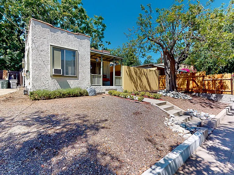 1127 Bell St — Photo 2