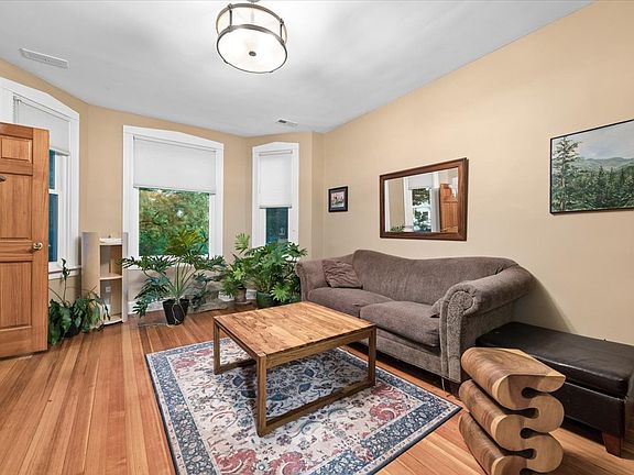 2nd image of 3650 W Oakdale Ave