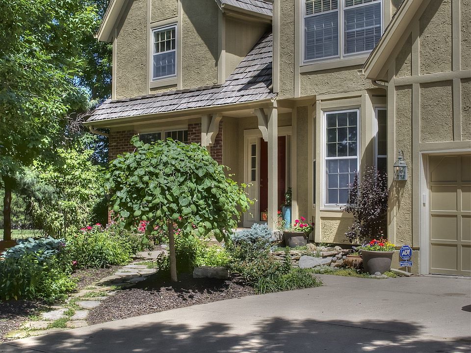 Professionally Landscaped Front Yard