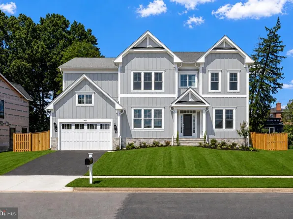608 Roberts Dr NW, Vienna, VA 22180