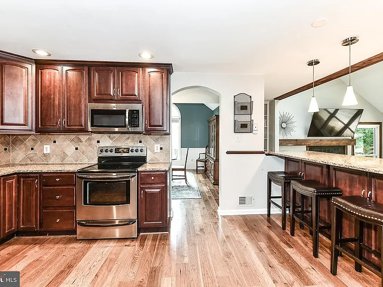7910 Oak Hollow Ln — Photo 10