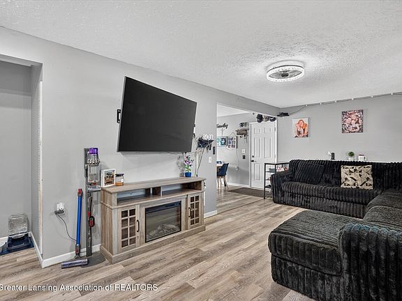 5th image of 322 W Shaw St