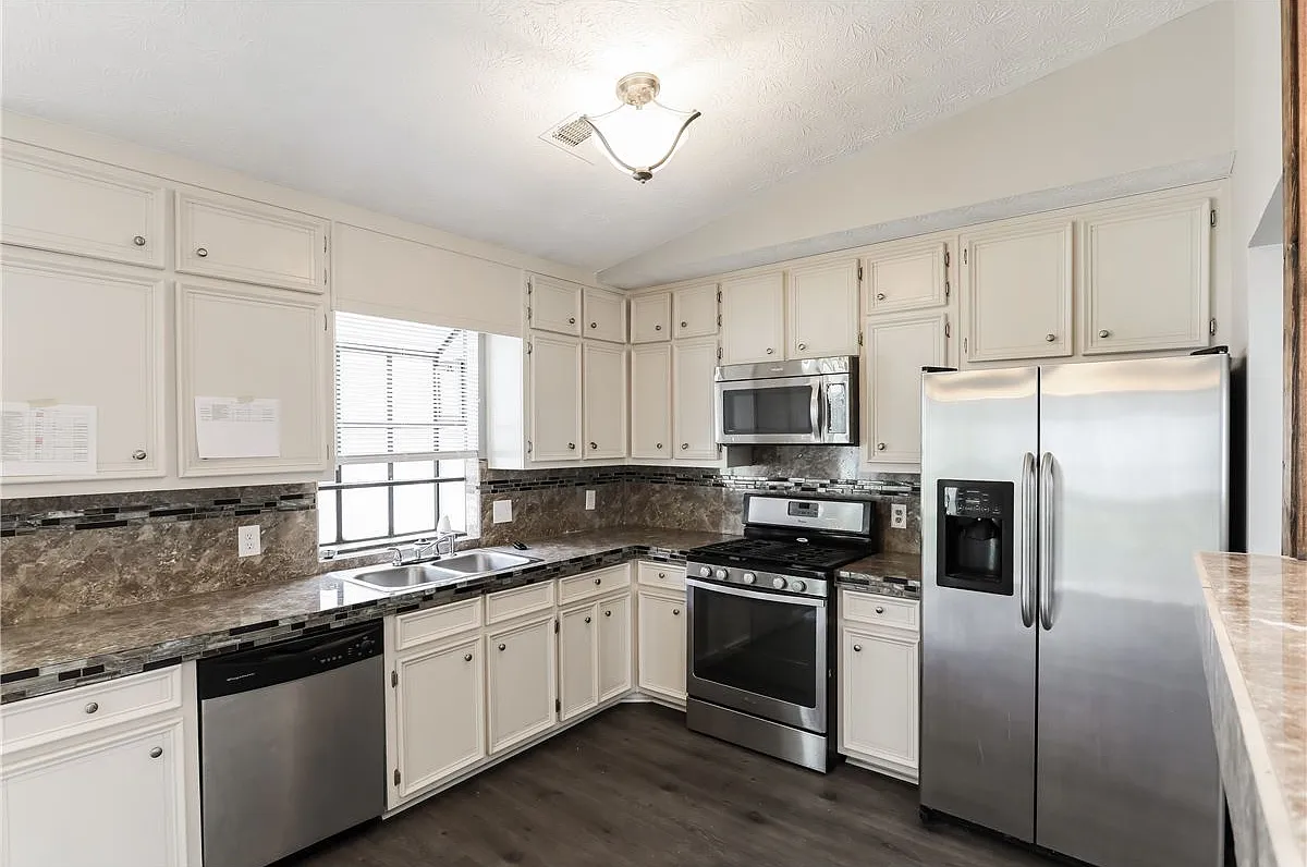 807 Sheppard Cove — Photo 2
