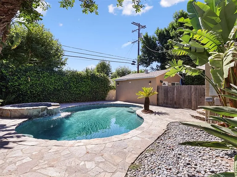 15460 Sylvan St — Photo 38