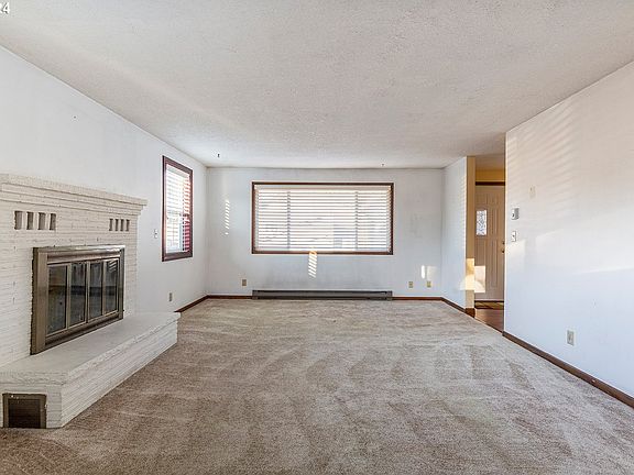 3rd image of 272 NE Waco Ct