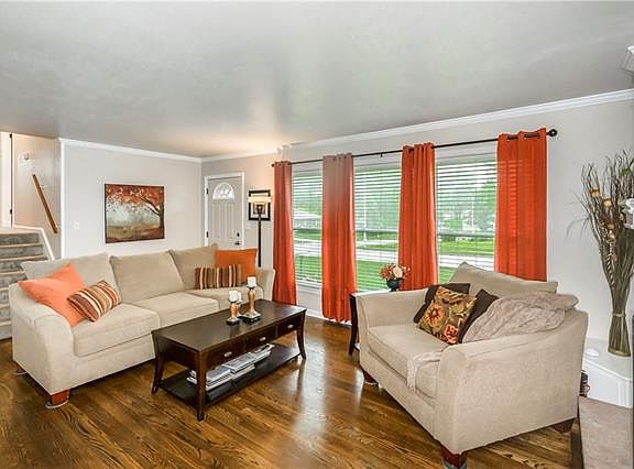 5th image of 801 N Crow Ave