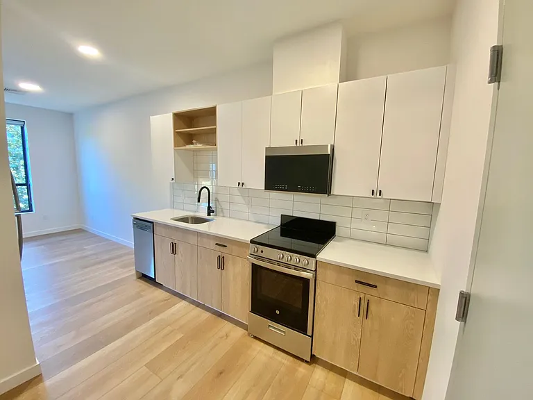 104 Howe St — Photo 16