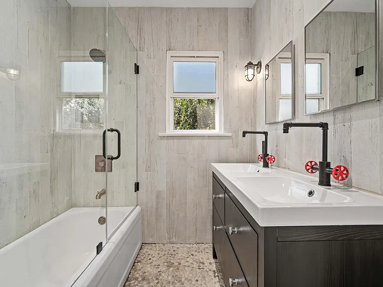 2256 Wellesley Ave — Photo 21