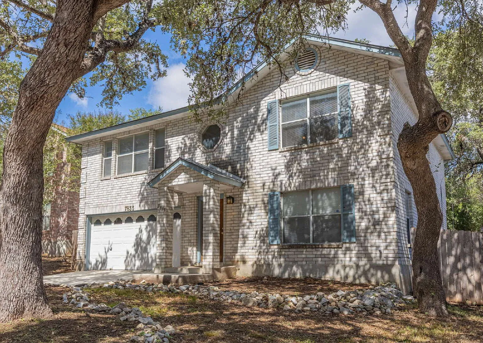 4 bed, 2.5 bath, 2400 sqft, $1,995 — Photo 3