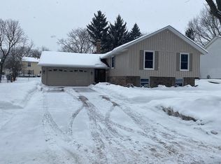 204 S Deerpath Dr, Vernon Hills, IL