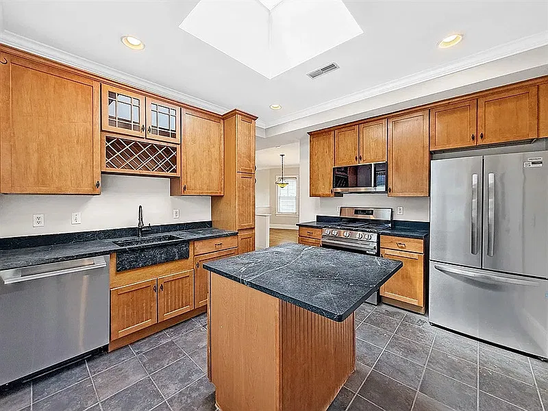 2 bed, 1.0 bath, 914 sqft, $1,764 — Photo 1