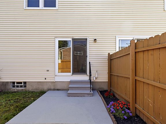 5th image of 330 Wimbledon Ct