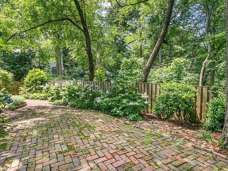 244 N Columbus St — Photo 31