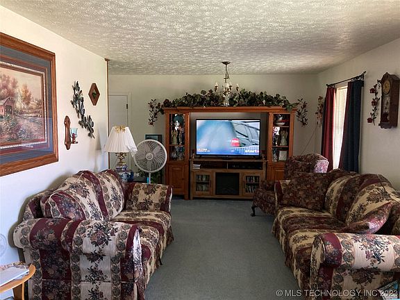 3rd image of 410 E Woods Ln