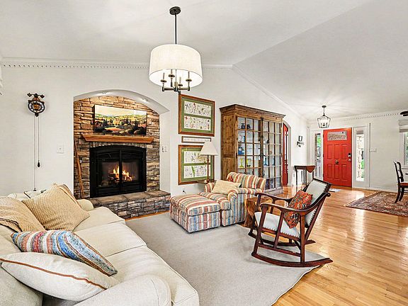 3rd image of 802 Grace Dr