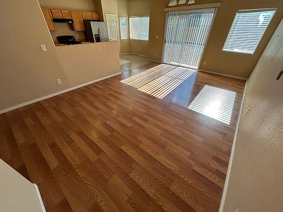 4th image of 3837 Hollycroft Dr