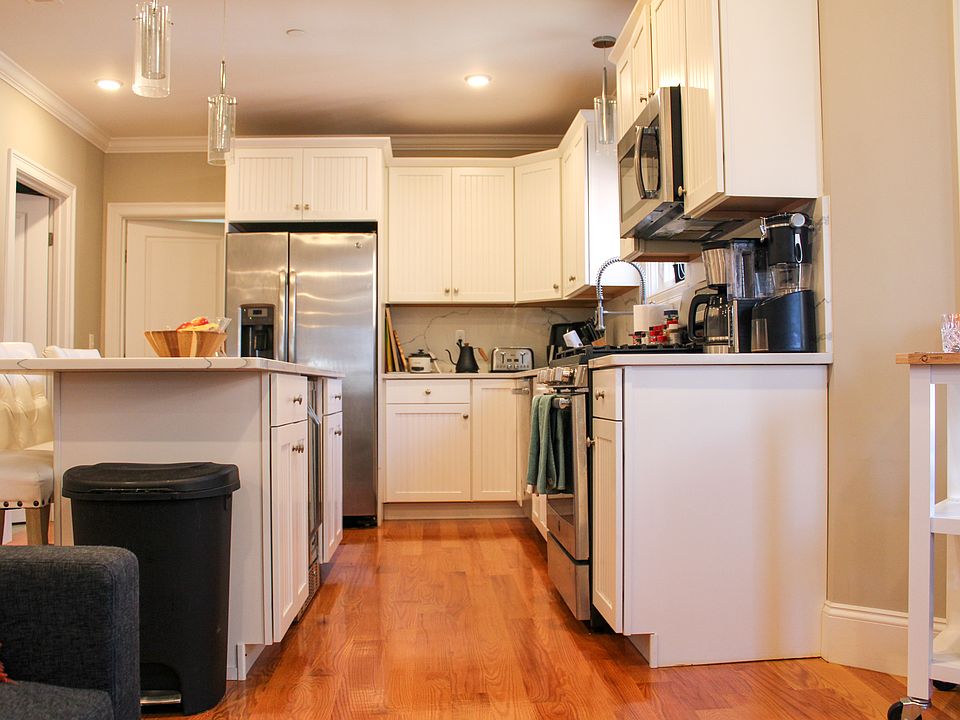 1st image of 118 Holland St #4