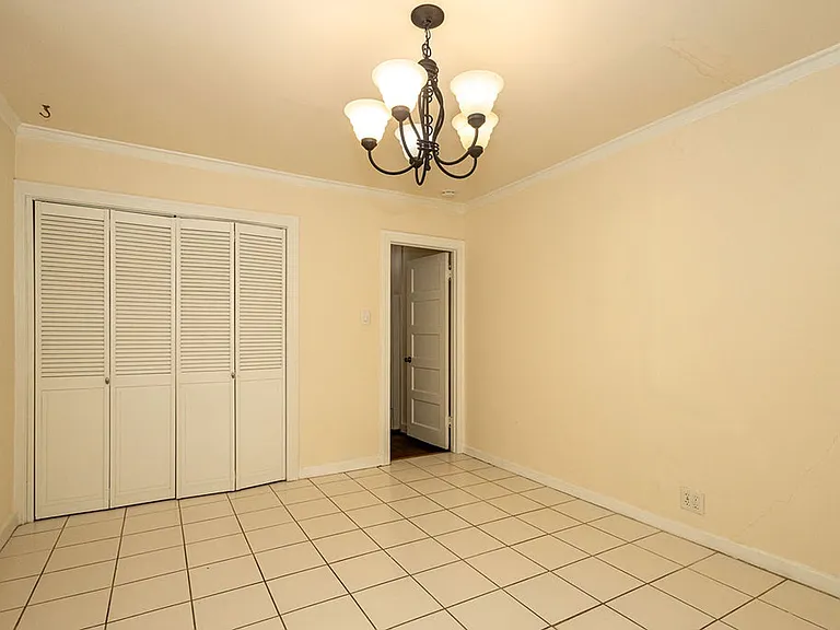 812 N June St — Photo 31