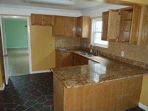 4th image of 621 Oakwood Dr