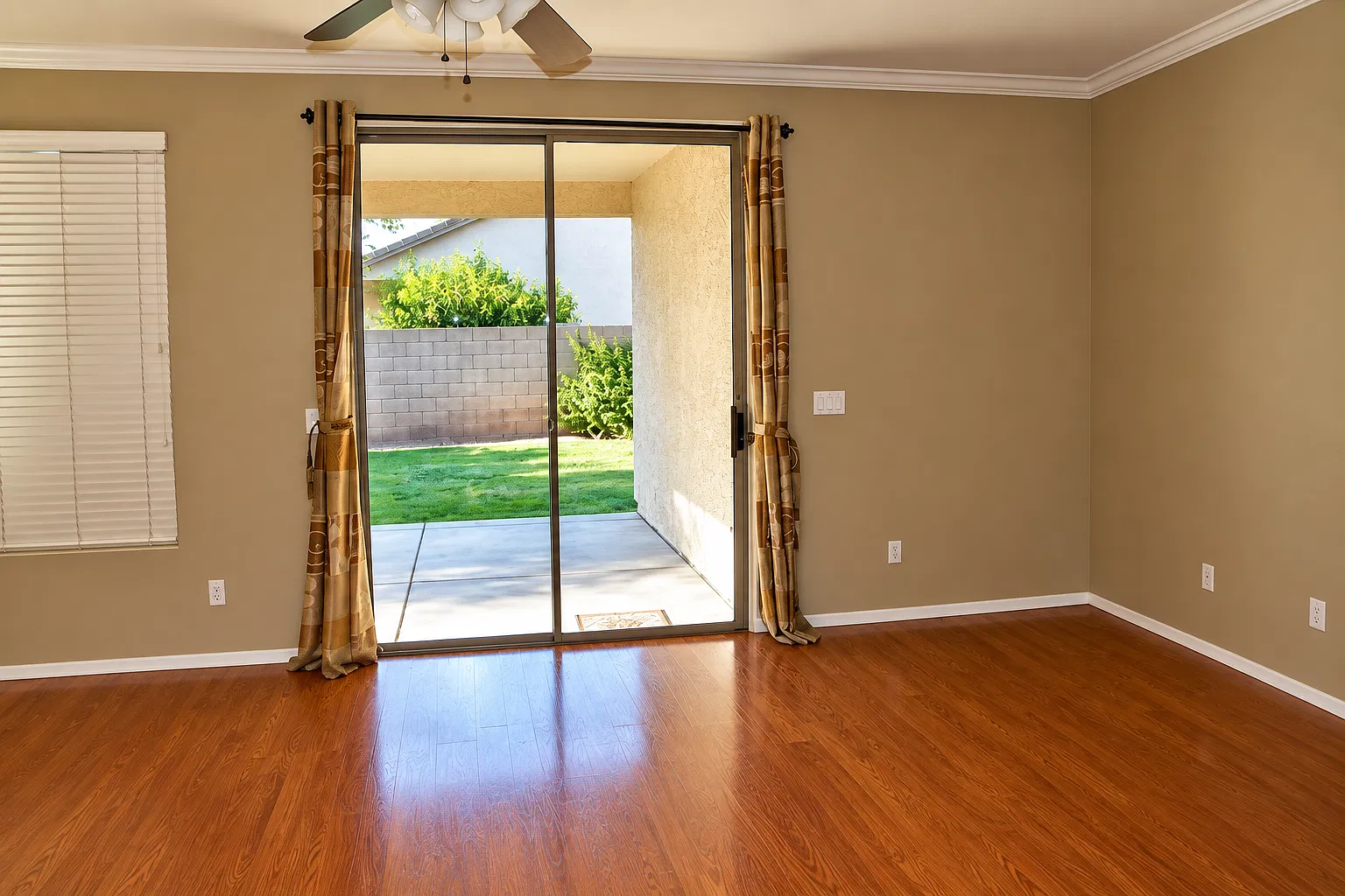 3 bed, 1359 sqft, $2,100 — Photo 2