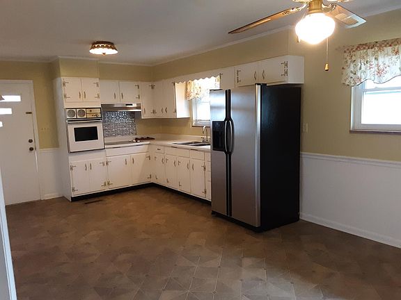 4th image of 3341 Lake Dr