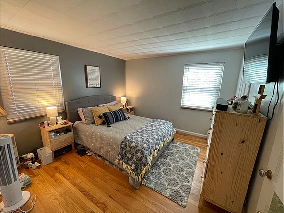 4th image of 6143 Benneville St #1