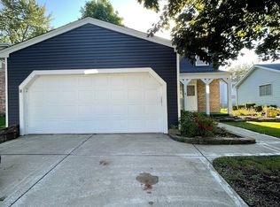 560 Dover Dr, Roselle, IL 60172