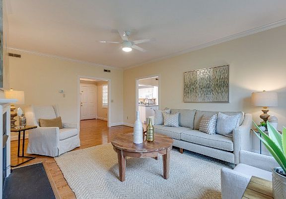 4th image of 4040 Woodlawn Dr Unit 24