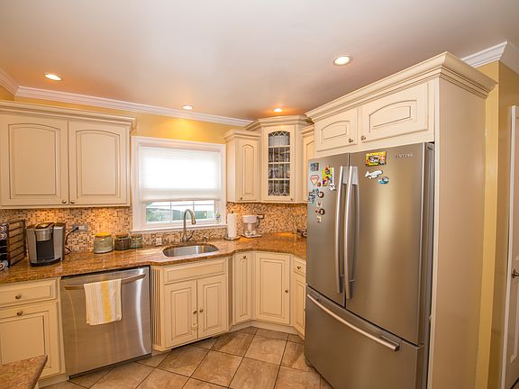 Granite/Stainless Kitchen