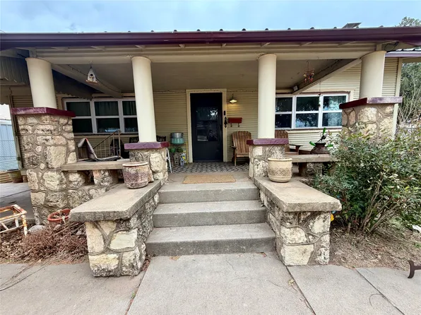 102 E 7th St, Quanah, TX 79252