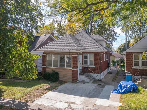 2137 York St, Windsor, ON N8X 1W8
