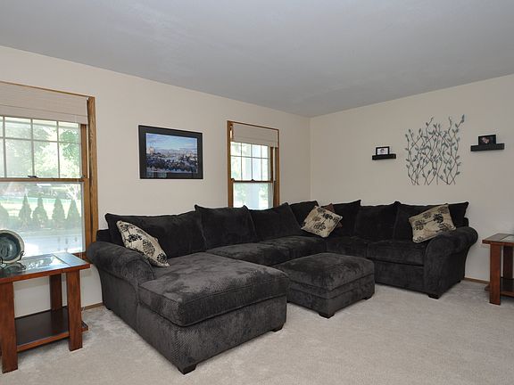 4th image of 2811 Woodridge Ln