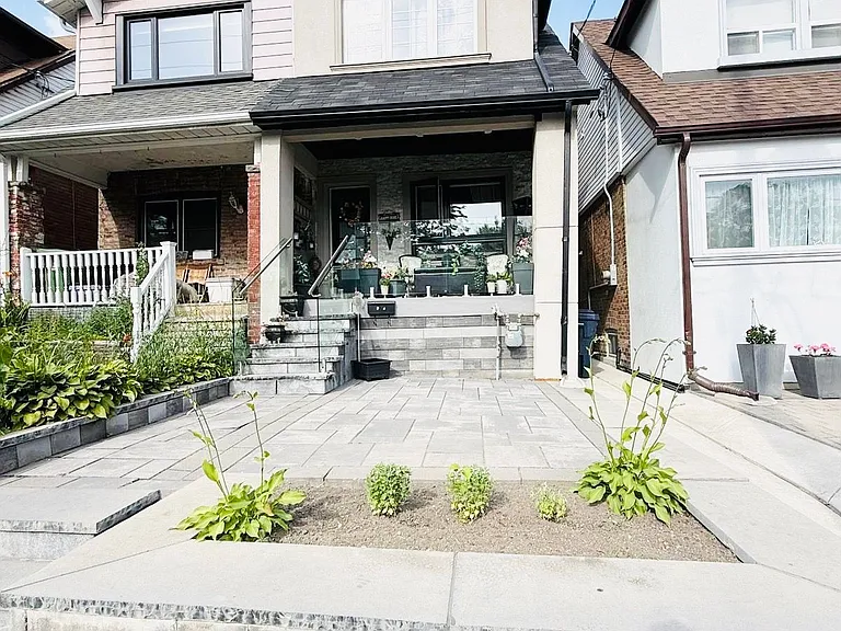 383 Coxwell Ave #MAIN UPPER — Photo 1