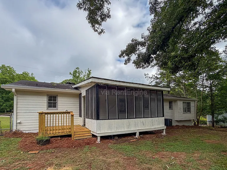 427 Birch Ln SE — Photo 2