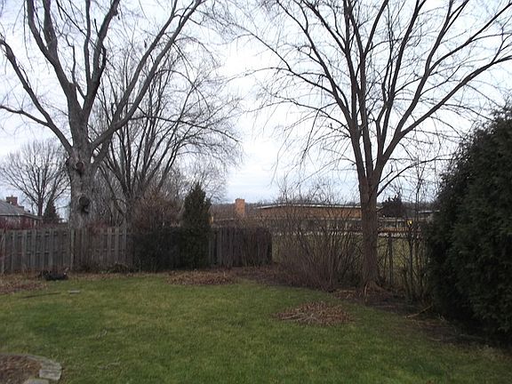 5th image of 2511 N Poplar St