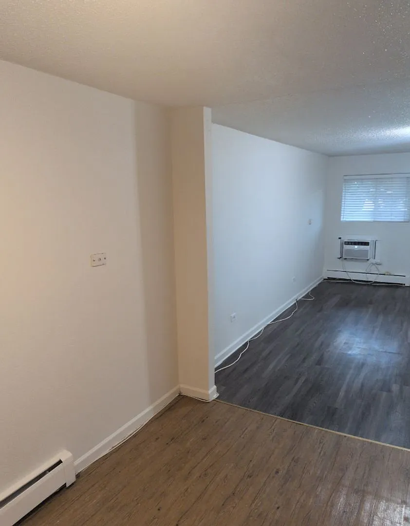 2-Bedroom Top Floor Apartment in Convenient Lakewood Location — Photo 2