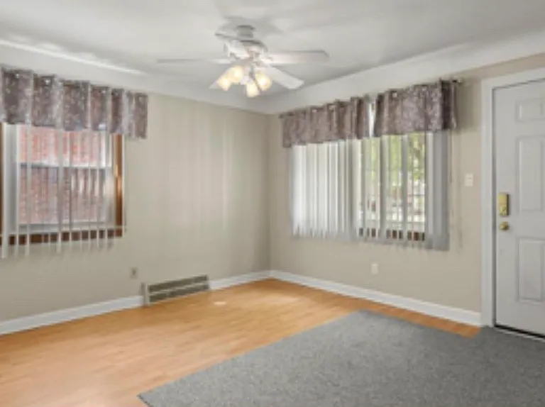 15587 Russell Ave — Photo 2