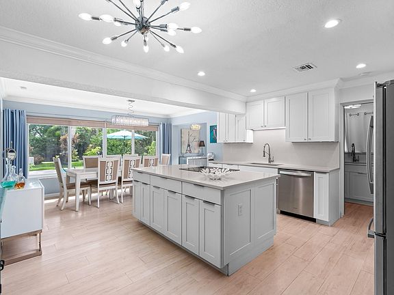 3rd image of 3576 Lloyd Drive