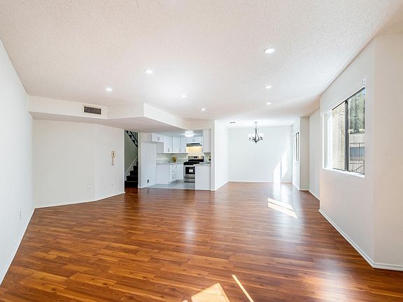 5th image of 3105 Montrose Ave #8