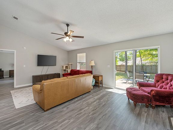 5th image of 392 Riverchase Blvd