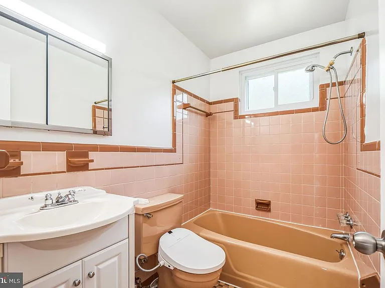 500 Derrydown Ln — Photo 16