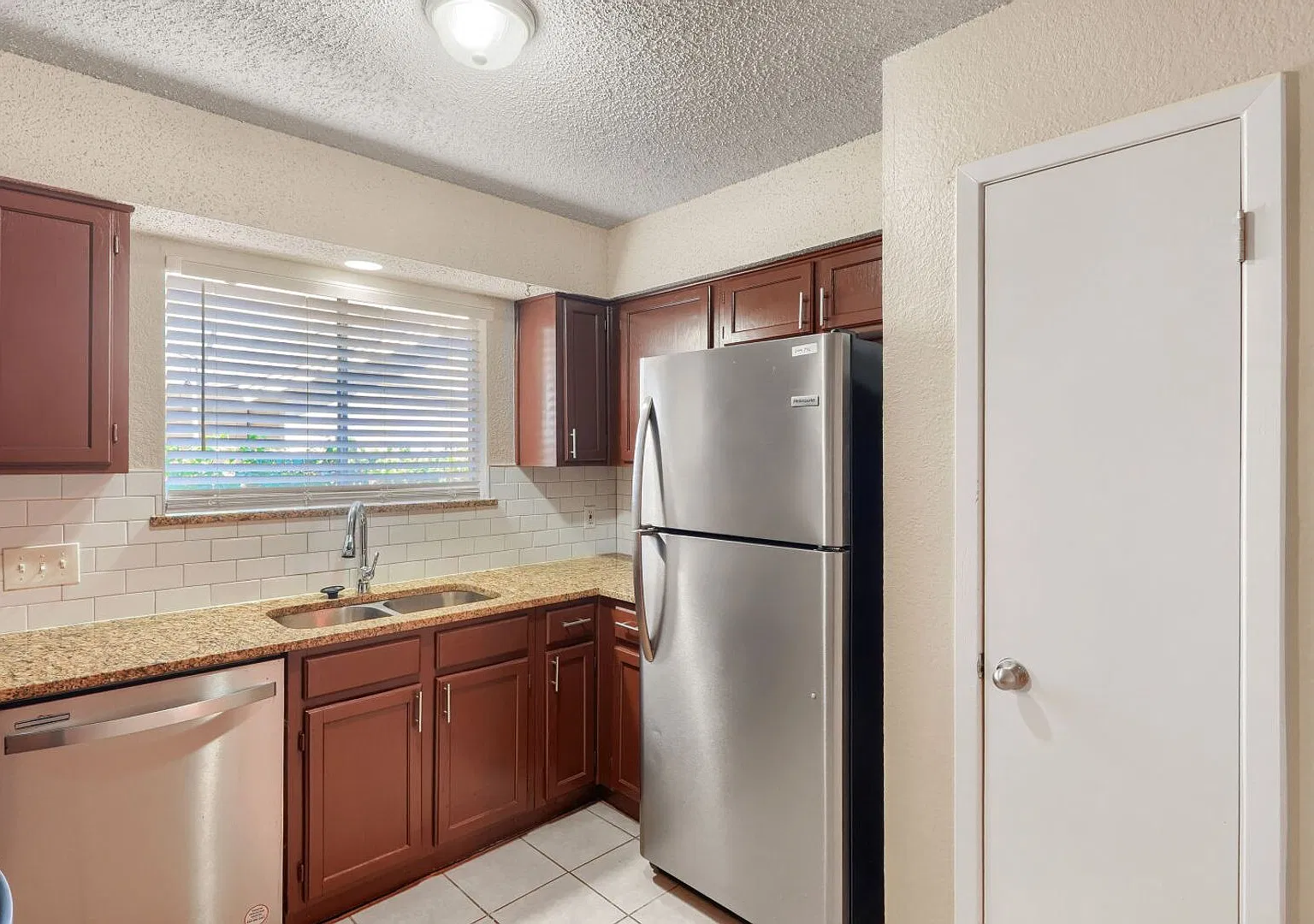 3 Bedroom 2 Bath home on oversized corner lot in Maple Run — Photo 3
