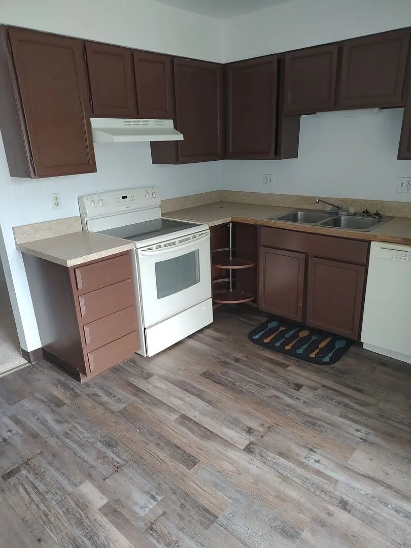 4 Bedroom/ 2 bath Centrally Located Split Level! — Photo 3