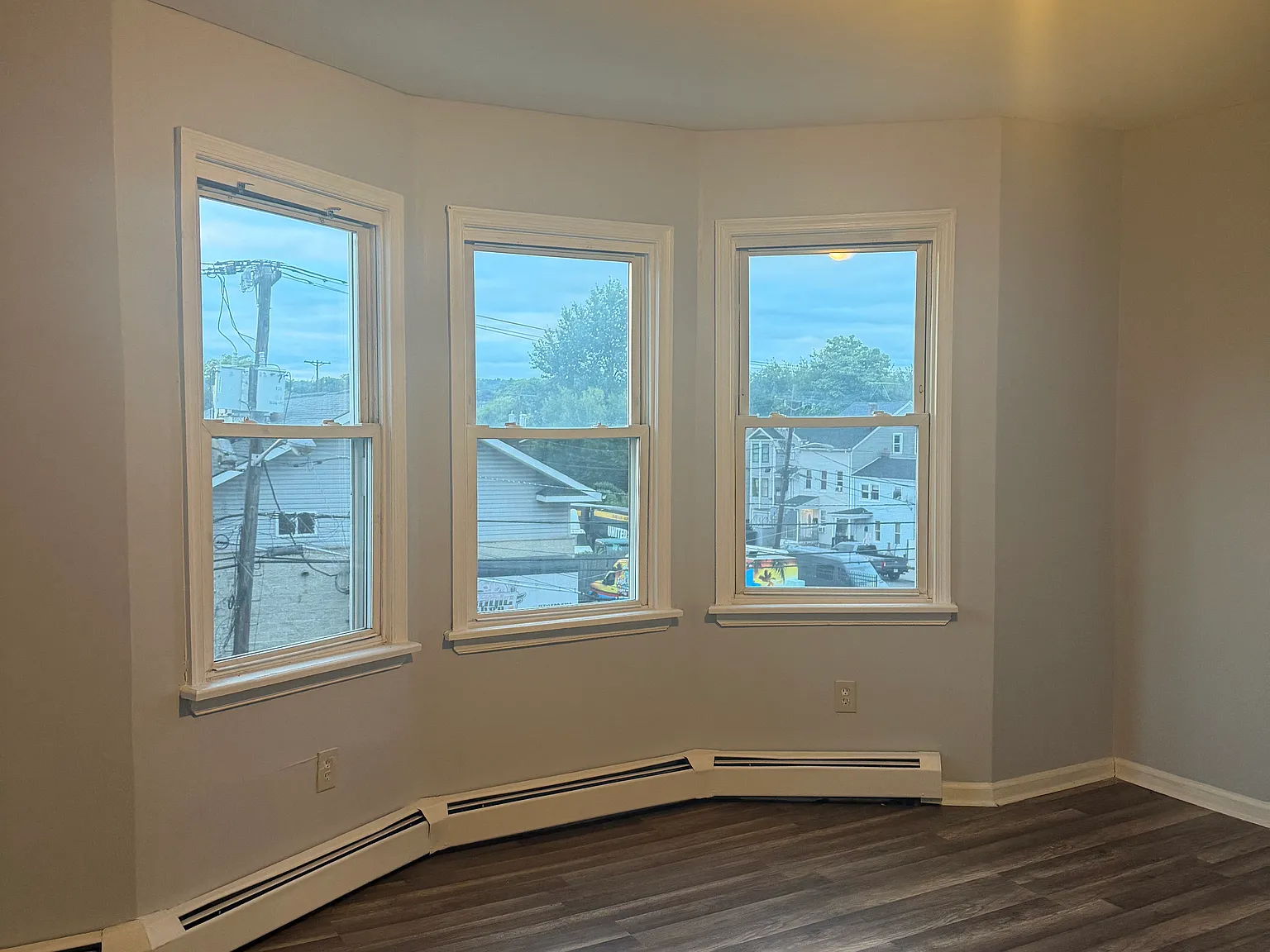 3 bed, $1,900 — Photo 2