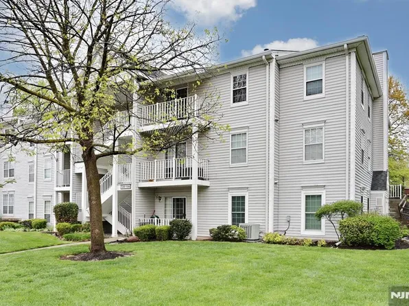 1093 Ash Dr, Mahwah, NJ 07430