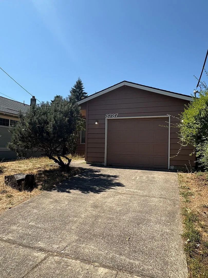3 bedroom, 2 full bath, single family home Now Available! — Photo 1