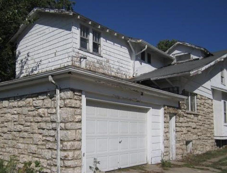 2nd image of 1027 W White Oak Ave