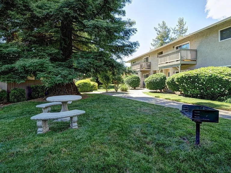 Hilltop Garden Apartments — Photo 4