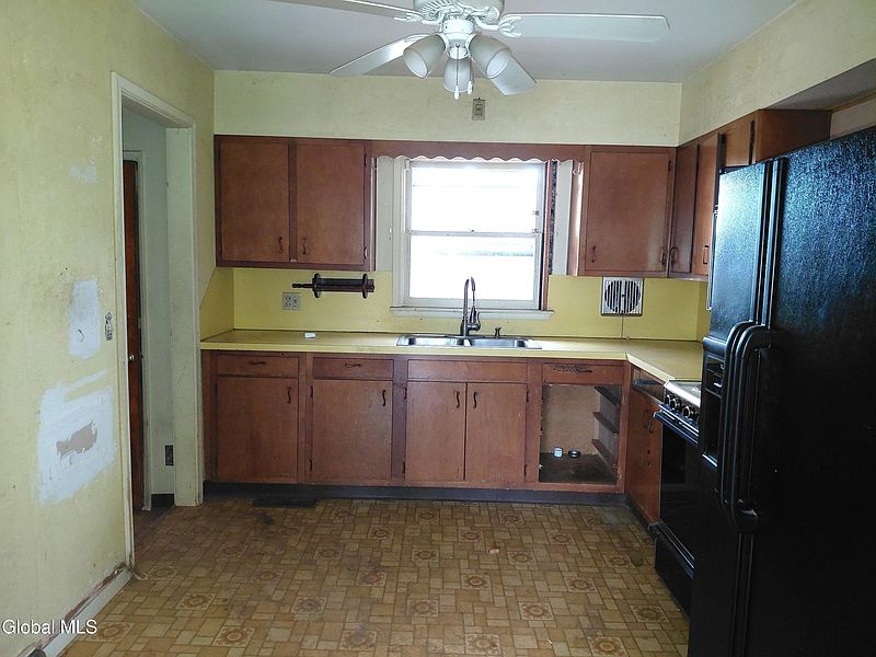 3rd image of 1 Crestwood Avenue