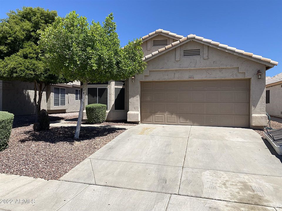 1st image of 924 E Blackhawk Dr